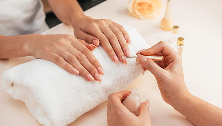 Mãos e Pés Bem Cuidados com Manicure e Pedicure Profissional